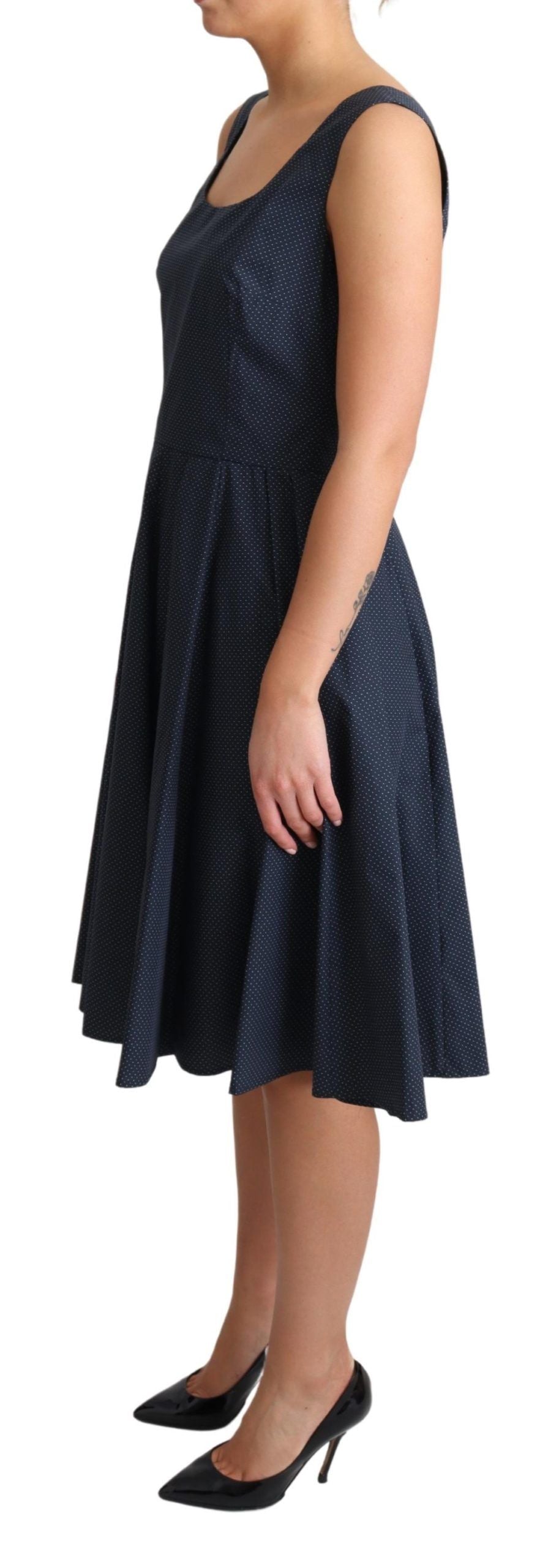 Elegantes gepunktetes blaues A-Linien-Kleid