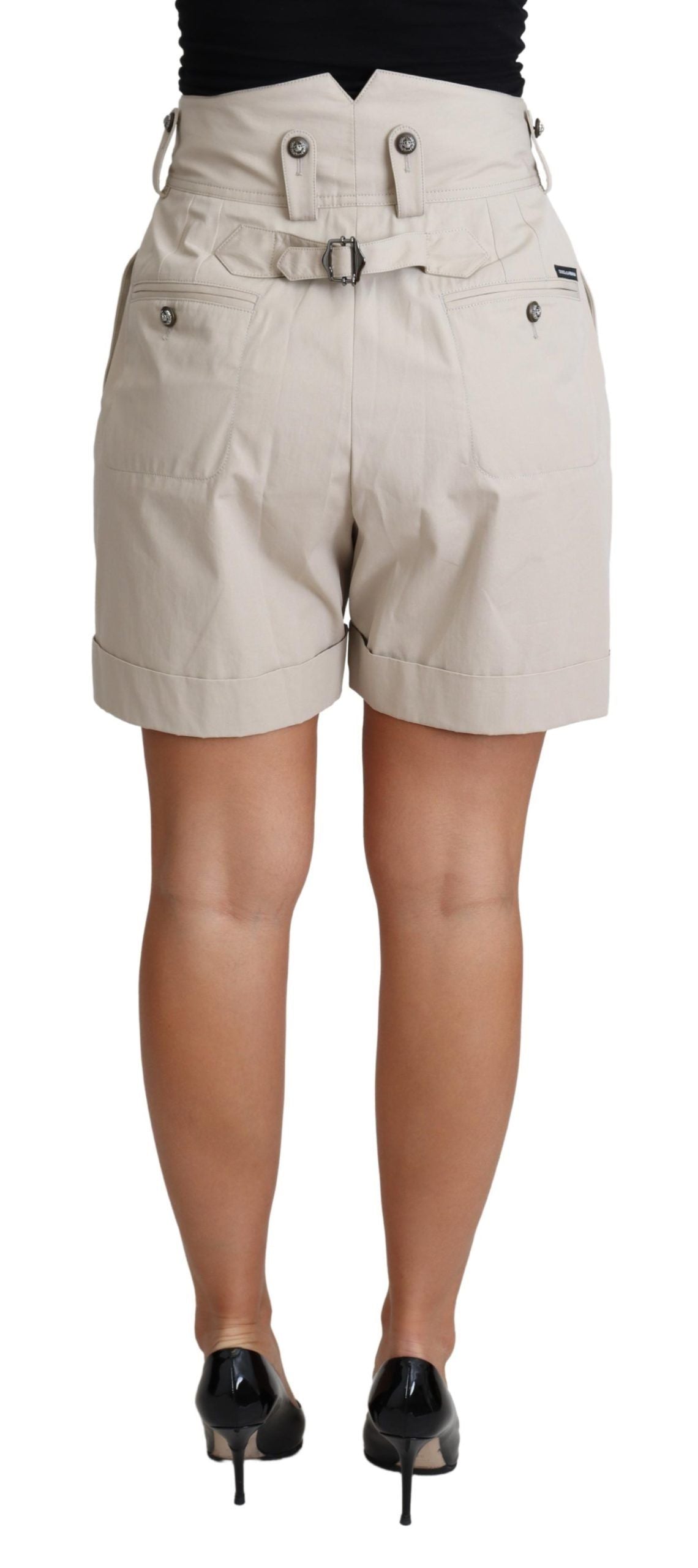 Schicke, beigefarbene Shorts mit hoher Taille und Falten