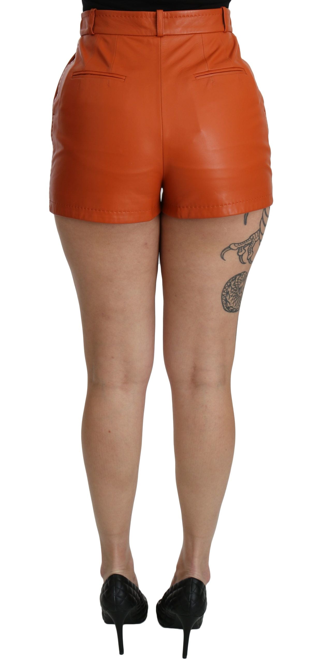 Schicke orangefarbene High Waist Hot Pants aus Leder